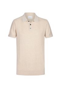 Camisa polo de manga corta beige, hecha de un suave tejido de punto. Presenta un cuello con solapa y una tapeta de tres botones, con un sutil patrón texturizado.