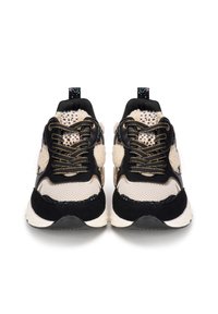 Baskets noires et crème avec une tige texturée, des lacets en or et des accents en fourrure. Un onglet de talon irisé et des détails en maille complètent le design.