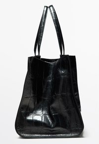 Borsa tote nera realizzata in finta pelle di coccodrillo lucida, dotata di due manici robusti, di un'apertura ampia e di una forma strutturata.