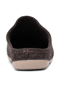 Brązowy filcowy kapcie z zaokrąglonym noskiem, miękką fakturą i jasną podeszwą. Minimalistyczny design bez widocznych elementów metalowych czy wzorów.