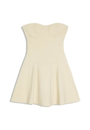 Robe crème sans bretelles avec corsage ajusté et jupe évasée, présentant des détails subtils de couture et un décolleté en cœur.