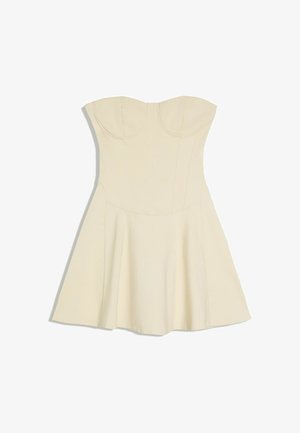 Robe crème sans bretelles avec corsage ajusté et jupe évasée, présentant des détails subtils de couture et un décolleté en cœur.