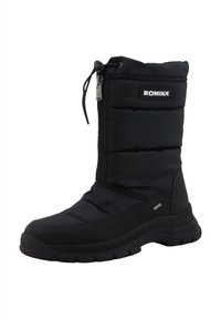 Botte isolante noire avec fermeture éclair, tige rembourrée et semelle en caoutchouc texturé. Présente un petit logo sur le côté et des lacets ajustables.
