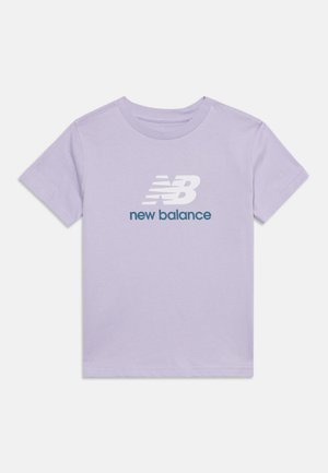 T-shirt manches courtes violet clair avec logo New Balance blanc et bleu centré sur le devant.