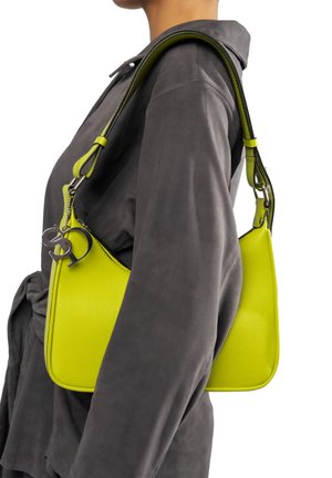 Borsa a mano gialla neon con finitura testurizzata, dal design elegante, con tracolla regolabile e accento del logo in argento.