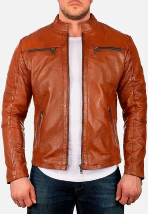 Braune Lederjacke mit Stehkragen, zwei aufgesetzten Brusttaschen mit Reißverschluss und glatter Textur. Verfügt über einen zentralen Reißverschluss und enganliegende Ärmel.