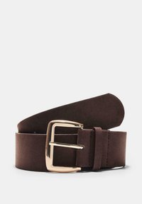 Hnedý semišový opasok so zlatou kovovou prackou. Opasok má hladkú textúru a zaoblený koniec, navrhnutý s minimalistickými detailmi.
