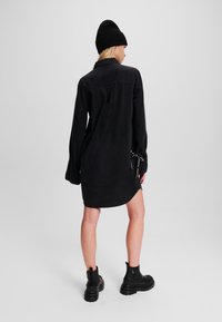 Karl Lagerfeld Jeans TIED-SLEEVE DENIM - Denimové šaty - washed black