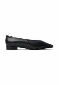 Ballerines noires en cuir avec un bout pointu, un petit talon et une texture lisse, présentant un design minimaliste sans quincaillerie ni motifs visibles.