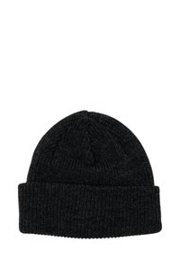 Schwarze Strickmütze mit gerippter Textur, umschlagbarem Bund und passgenauem Oberteil. Hergestellt aus warmem, dehnbarem Material, geeignet für kaltes Wetter.