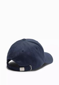 Granatowa bawełniana czapka baseballowa z zakrzywionym daszkiem, regulowanym paskiem i srebrnym metalowym wykończeniem z tyłu. Gładka faktura.