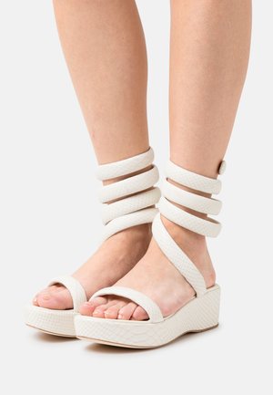 Cult Gaia, Sandalias con plataforma - off-white