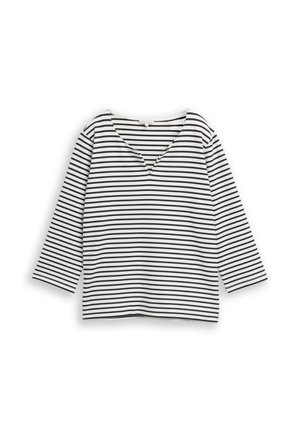 Witte longsleeve met zwarte horizontale strepen en een lichte V-hals, plat gelegd op een witte achtergrond.