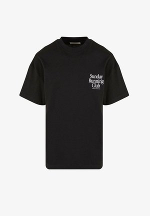 Tricou din bumbac negru cu mâneci scurte. Prezintă textul "Clubul de alergare de duminică" în alb pe partea stângă. Design clasic cu guler rotund.