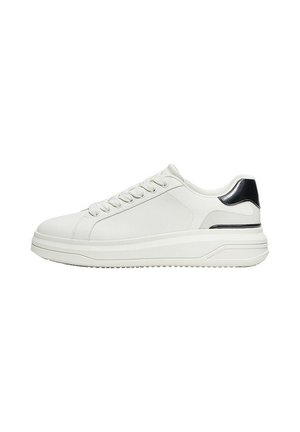 Sneaker bianca bassa con lacci davanti e dettaglio nero sul tallone su suola spessa, mostrata di lato su sfondo bianco.