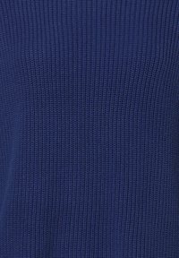 Neulottu kangas syvänsinisessä värissä, jossa on kuvioitu resorimainen pinta. Materiaali vaikuttaa pehmeältä ja joustavalta, sopii vaatetukseen.