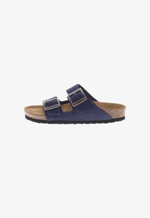 Marineblauwe slippersandalen met twee verstelbare banden en zilveren gespen. Kurken inlegzool en zwarte rubberen loopzool voor comfort en duurzaamheid.