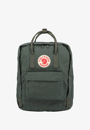Zaino verde scuro realizzato in tessuto resistente, con una tasca frontale, manici superiori e un logo circolare con un design rosso.