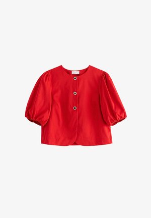 Röd kortärmad blus med rund halsringning, pösiga ärmar och tre metallknappar som stängning. Slätt tyg med en figurnära design på bodyn.