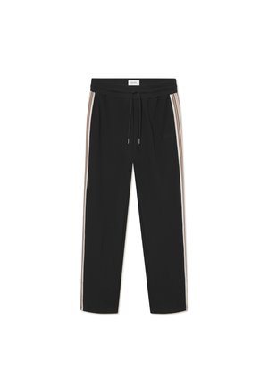 Zwarte trainingsbroek met een elastische tailleband, een trekkoord, zijzakken en crèmekleurige en taupe gestreepte accenten langs de benen.