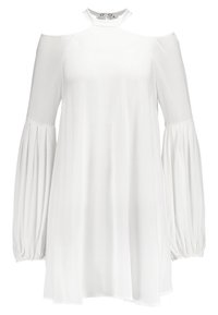 Vit klänning med cold shoulder-design, långa veckade ärmar, mjukt tyg och hög krage med knapppynt på baksidan.