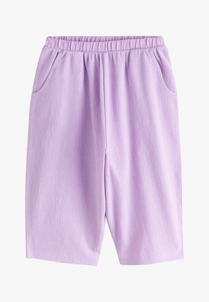 Shorts en tissu texturé violet clair avec taille élastique et poches latérales, coupe longueur genoux.
