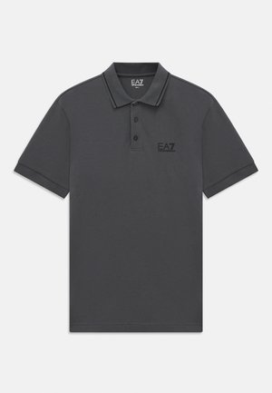 Polo de manga corta gris oscuro con cuello, tres botones y un pequeño logo de EA7 Emporio Armani en el lado izquierdo del pecho.