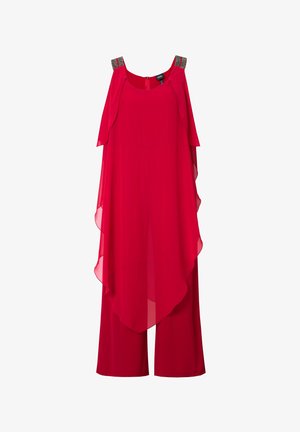 Punainen haalari, jossa on kerroksellista, virtaavaa kangasta, leveät housut ja koristellut olkatoppaukset. Sujuva tekstuuri rentoa istuvuutta varten. Vetoketjukiinnitys selässä.