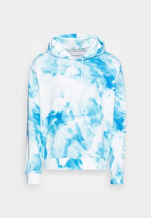 Niebiesko-biała bluza z kapturem w stylu tie-dye z długimi rękawami, kieszenią z przodu, kaptur z troczkami i białym napisem na lewym rękawie.