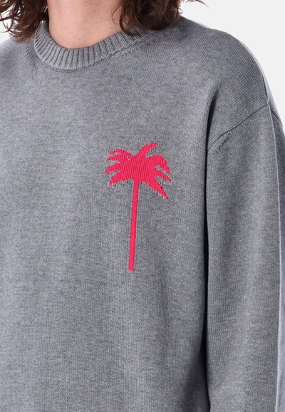 Maglione grigio con design di una palma rosa ricamata sulla parte sinistra del petto, con collo a costine e vestibilità comoda.