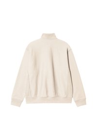 Suéter beige de manga larga con cuello alto y puños acanalados. Tejido suave y texturizado con sutiles detalles de costura. Sin logotipos visibles.