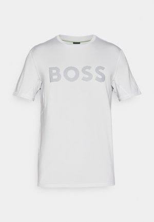 T-shirt blanc à manches courtes en tissu léger, avec un logo "BOSS" à rayures horizontales sur le devant. Texture lisse et col rond.