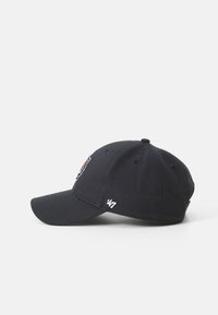 Căciulă de baseball neagră cu visieră curbă, având un logo brodat pe partea din față și un mic logo alb pe lateral. Material din bumbac.