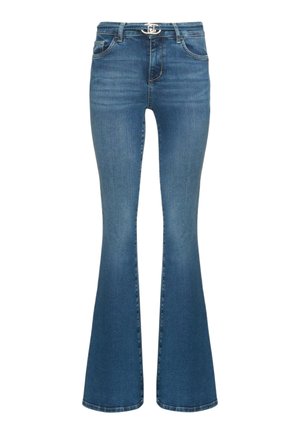 Jeans a zampa in denim blu con tasche frontali, passanti per cintura e cintura con fibbia argento in vita.