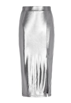 Zilveren metalen kokerrok met een gladde, glanzende textuur. Bevat een zijsplit voor gemakkelijke beweging en een aansluitende pasvorm.