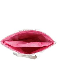 Tote-Bag mit weißem Äußeren und pinkem Innenraum. Verfügt über zwei Fächer und weiße Griffe. Sauberes Design ohne sichtbare Muster oder Akzente.