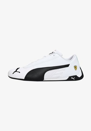 Chaussure de sport blanche et noire au design élégant, dotée d'une tige en cuir, d'accents en mesh, d'un logo Puma et d'un badge Ferrari.
