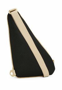 Borsa a tracolla a forma di triangolo con corpo in rete nera traspirante, accenti beige e una tracolla robusta con dettagli in metallo.