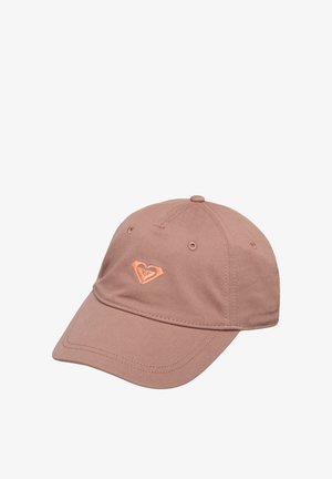 Gorra de béisbol marrón claro con visera curvada y pequeño logo de corazón cosido centrado sobre la visera.