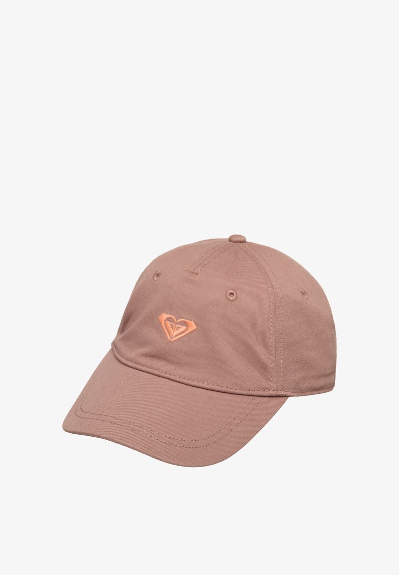 Casquette de baseball marron clair avec une visière courbée et un petit logo cœur brodé centré au-dessus de la visière.