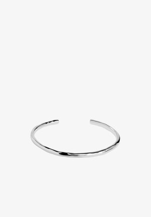 Srebrna manžetna narukvica s poliranim finishem, koja se odlikuje jednostavnim, zaobljenim dizajnom i glatkom teksturom, otvorena na oba kraja.