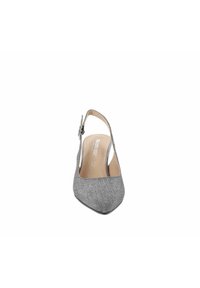 Zapatos de tacón gris con diseño tipo slingback y punta afilada, parte superior de tela, cierre con hebilla y plantilla beige. Textura suave con un ligero brillo.