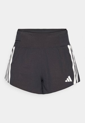 Shorts de sport noirs en tissu texturé, avec des rayures blanches sur les côtés et un logo Adidas sur le bas à droite.