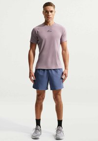 Ei valittu, light violet ore black