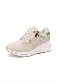 Sneaker beige con tomaia in pelle liscia, dettagliata chiusura con zip, accenti testurizzati a contrasto, hardware in tonalità oro e suola a zeppa.