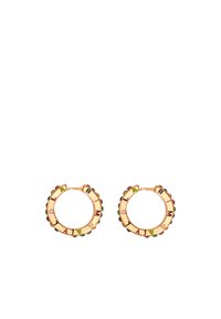 Złote kolczyki w kształcie kółek z kolorowymi akcentami emaliowymi i grawerowanymi literami, z teksturowanym, ćwiekowanym wzorem wokół obręczy.