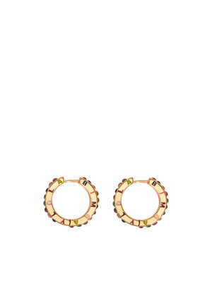 Złote kolczyki w kształcie kółek z kolorowymi akcentami emaliowymi i grawerowanymi literami, z teksturowanym, ćwiekowanym wzorem wokół obręczy.