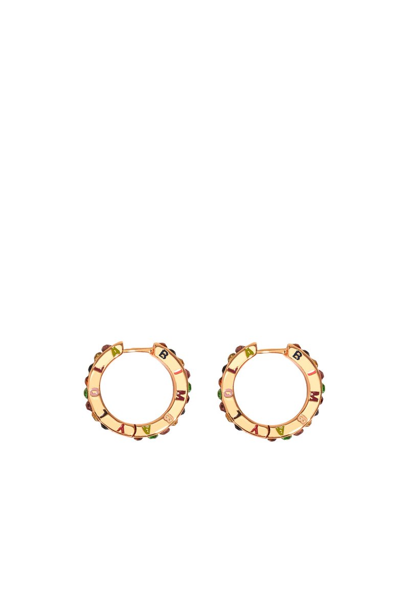 Złote kolczyki w kształcie kółek z kolorowymi akcentami emaliowymi i grawerowanymi literami, z teksturowanym, ćwiekowanym wzorem wokół obręczy.