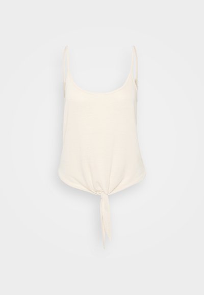 Top sin mangas de color crema con tirantes finos, escote en forma de barco y detalle anudado en la cintura, hecho de una tela suave y ligera.