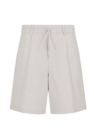 Bermuda beige a righe realizzati in tessuto testurizzato, dotati di vita elasticizzata, chiusura con cordino e tasche laterali.